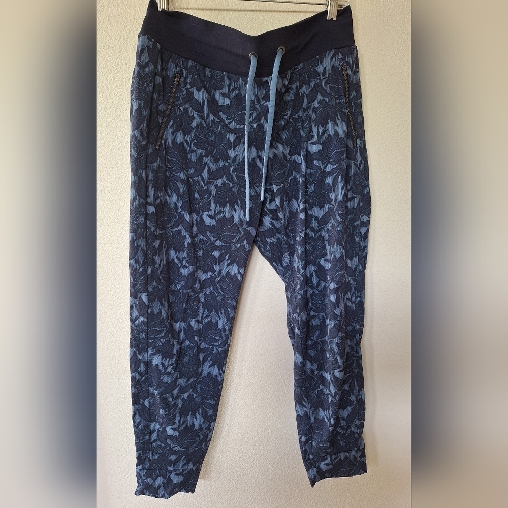 Athleta Womens Trekkie North Joggers in Blue Floral. Size 14